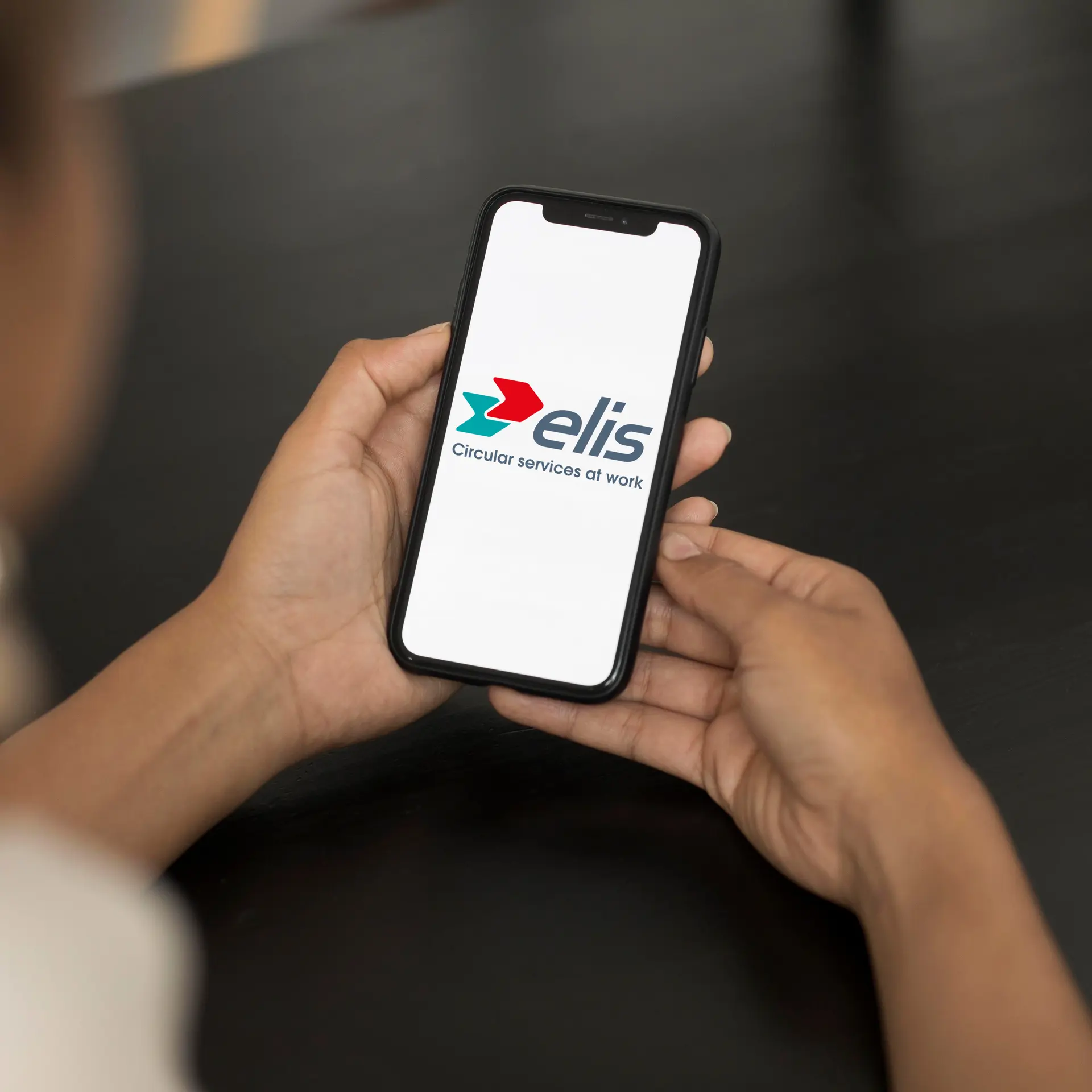 Hands_smartphone_elis